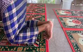 Posisi kaki ketika berdiri dalam shalat seperti posisi kaki ketika berdiri biasa, tidak terlalu rapat dan tidak terlalu renggang, . Posisi Kaki Saat Sujud Konsultasi Agama Dan Tanya Jawab Pendidikan Islam