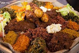 Tsebhi Dorho Zegni Alicha En Temtemo Kip En Runderstoof Groenten En Milde Linzensaus Recept Voedsel Ideeen Gebakken Groenten Rundvlees