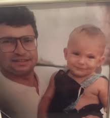 Mi papá no solo me enseñó a tocar guitarra y a patear un balón, sino que  con su ejemplo siempre me ha mostrado cómo ser una persona sencilla,  humilde y amable con