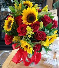 Red Roses And Sunflowers In A Square Vase Birthday Flowers Bouquet Sunflowers And Roses Red Roses And Sunflowers
