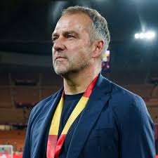 Vieron el enfado de Flick con algunos jugadores por llegar tarde al  entrenamiento? No es momento de aflojar y el técnico lo sabe. Dios santo,  cómo necesitábamos un técnico así, firme, riguroso