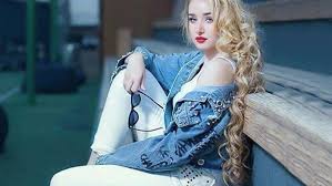 ظهرت هنا الزاهد في صورتين نشرتهما عبر instagram واقفة أمام أحدى الطائرات المروحية، قبل أن تظهر في الصورة التالية داخل كابينة القيادة، جالسة إلى جوار قائد الطائرة. ÙÙØ§ Ø§ÙØ²Ø§ÙØ¯ ØªØ­ØªÙÙ Ø¨Ø¹ÙØ¯ ÙÙÙØ§Ø¯ÙØ§ Ø§ÙÙÙÙ ØªØ¹Ø±Ù Ø¹ÙÙ Ø£Ø¹ÙØ§ÙÙØ§ Ø§ÙÙÙÙØ© Ø¯Ø§Ø± Ø§ÙÙÙØ§Ù