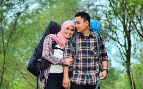Prewedding gunung pancar merupakan photoshot yang mempunyai latar belakang hutan pinus yang lebat. Foto Prewedding Pendaki Gunung Ide Foto Prewed
