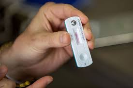 It does this by looking for antigens: Estudio Para Examinar Si Las Pruebas Rapidas De Antigeno Para La Covid 19 Pueden Identificar A Los Individuos Infecciosos Y Asintomaticos Covid 19 Mobile Labmedica Es