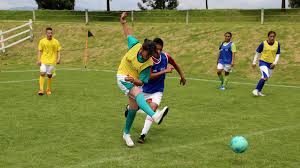 Niño jugando al fútbol en el parque. Quienes Somos Noticias Colombianitos El Futbol Como Ayuda A Ninos Y Jovenes Vulnerables Fifa Com