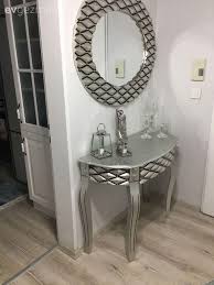 Mavi Vurgularin Ferah Ve Dingin Bir His Kattigi Uyumlu Ve Sik Bir Ev Ev Gezmesi Evler Ev Duzenleme Ipuclari Ev Duzenleme