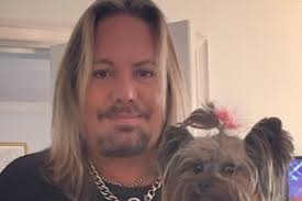 Vince Neil, vocalista de Mötley Crüe cae del escenario y se rompe las  costillas (+Video)