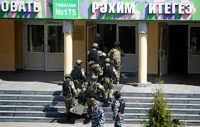 Напомним, двое неизвестных утром 11 мая зашли в гимназию № 175 на улице джайудата файзи в казани и открыли стрельбу. Avkcb6k3ipt9nm