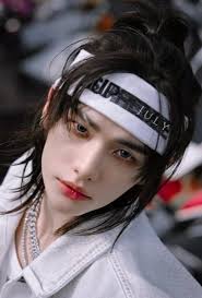 HYUNJIN SPOTIFY GOALS:As fancams we need to focus