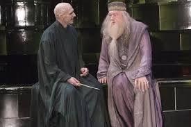 Serinin ilk kitaplarında az değinilmiş olsa da voldemort efsanesi i̇lk harry potter filminde, lord voldemort hâlâ arka planda kalan esrarengiz bir tehditti. Harry Potter 20 Things Dumbledore Can Do That Voldemort Can T Screen Rant Harry Potter Actors Harry Potter Facts Harry Potter Movies