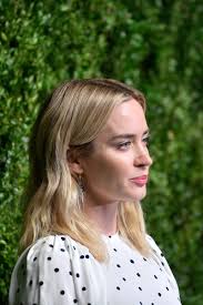 Try these 70 stunning medium hair with bangs to get your dream cut. Emily Blunt Medium Wavy Cut Emily Blunt Hair Looks Stylebistro
