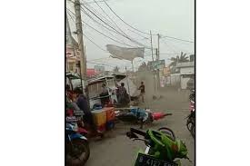 Angin puting beliun terjang kupang ntt angin puting beliung merubuhkan rumah di kupang, ntt. Angin Puting Beliung Di Bekasi Utara Rusak 109 Rumah Satu Warga