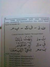 Ialah pertemuan antara dua huruf yang sama sifat dan makhrajnya (tempat keluarnya) dal bertemu dal dan sebagainya. Beri Contoh Idgham Mutaqaribain Brainly Co Id