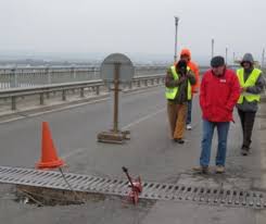 Podul de la giurgiu, amplasat pe dn 5 peste dunare, este cunoscut si sub numele de „podul prieteniei. CoÈ™mar Pentru È™oferi Trafic Intrerupt Pe Podul Giurgiu Ruse Vezi Rute Ocolitoare Evenimentul Zilei