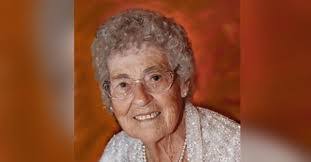 Maxine Hull's Instagram, Twitter & Facebook