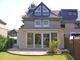 Wir entwickelten an der giebelfassade der doppelhaushälfte einen baumhausartigen anbau an das haus, der ein abendliches rückzugsgebiet mit einem balkon zum rotweintrinken für die eltern besitzt sowie eine erweiterung für das kinderzimmer. Hausanbau Beispiele Inspirationen Fur Ihr Anbau Projekt
