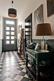 Vintage Flair Mit Alten Mobeln Und Schwarz Weissen Fliesen Hallway Designs Home Black And White Hallway