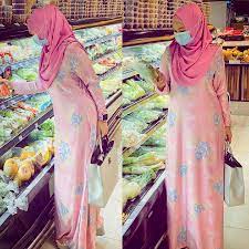 Penyanyi asal malaysia, siti nurhaliza yang kini disapa dato' siti nurhaliza meluncurkan album solo terbarunya yang berjudul fragmen, di artotel siti nurhaliza on instagram: Showbiz Siti Reviews Food For Free On Her Ig