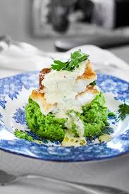 Zartes Fischfilet Auf Gruner Erbse Fisch Im Menu Nichts Leckerer Als Das Fischfilet Erbsen Rezepte Silvester Essen