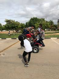 A música, por sua vez, é composta de instrumentos e canções, onde o ritmo varia de acordo com o 'toque de capoeira', que varia de lento (angola) ao bastante acelerado. The Twins Angola On Twitter Brevemente Kitchllenge Nova Musica
