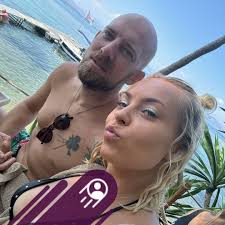 Hi , we are visiting this weekend and looking for the following  recommendations. Best Indian restaurant? Best pub for food ? Thank you .