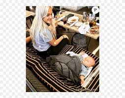He was first revealed to the world in a tweet sent out by his father the morning after he was born. Louis Tomlinson Au Restaurant Avec Sa Soeur Lottie Charlotte Tomlinson Freddie Reign Tomlinson Hd Png Download 637x576 6305124 Pngfind