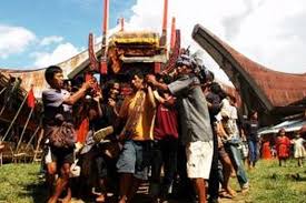 Melihat upacara adat kematian suku yolngu aborigin. Rambu Solo Tradisi Pemakaman Unik Di Tana Toraja Halaman All Kompas Com