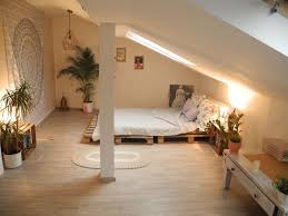 Ein Wg Zimmer Mit Palettenbett Und Beistelltisch Aus Holzkisten Mandala An Der Ein Wg Zimmer Mit Palettenbett Und Beistellti Bedroom Design Dream Rooms Home