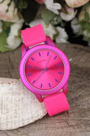 Rengi Ile Dikkat Ceken Fusya Pembe Renk Silikon Kordonlu Metal Kasa Bayan Kol Saati Gunluk Sikliginiza Yardimci Bir Tasarim Olacak Stok Pembe Renkler Metal