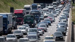 Gerade zu beginn der ferienzeit kommt es. Sommerferien In Nrw Beginnen Autofahrer Mussen Mit Viel Stau Am Wochenende Rechnen Vermischtes Westfalische Nachrichten