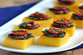 Inoltre devo ammettere che questi crostini sono sfiziosissimi, e. Bocconcini Di Polenta Con Tapenade Alle Olive Perfetti Per Antipasti Velocissimi