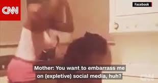 أم تنشر فيديو ضرب ابنتها عبر بث مباشر على فيسبوك متهمة إياها بإقامة علاقة  جنسية في المنزل