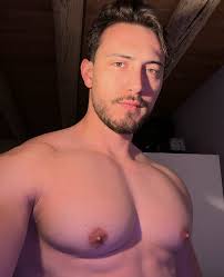 Handsome and awesome nipples 👅