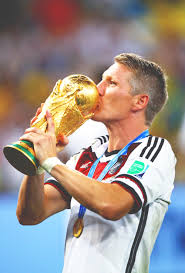 Bastian Schweinsteiger Kisses The World Cup Trophy Deutschland Fussball Deutschland Weltmeister Weltmeister 2014