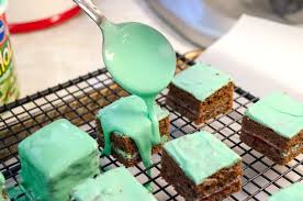 Line two muffin tins (24 moulds total) with parchment paper. Easy Holiday Petits Fours Mini Cakes