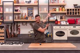 Μπορεί ο ίδιος μέχρι σήμερα να μην είχε επιβεβαιώσει την εγκυμοσύνη της συντρόφου του, ωστόσο το έκανε πρόσφατα μέσα από ένα live του στα social media. Akis Petretzikis 1st Greek Masterchef Will Become A Dad For The First Time Photos Greek City Times