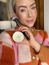 Translucent loose powder for flawless finish