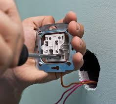 Anladım peki seçkin abi 4 lü sigortada 4 farklı bağlantı gider bunlardan farzedelim 1.inci si benim oda ben bunuu kapatsam diğer 3 ü açık bıraksam karşına 3 kablo çıkar.faz,nötr ve toprak.sarıyeşil topraktır.mavi nötr ve diğeri fazdır.sarı yeşili prizin toprak kısmına bağla.diğerlerinide farketmez. Iki Tuslu Bir Anahtari Uc Tuslu Hale Donusturme Uc Dugmeli Bir Anahtar Nasil Baglanir Sekil 2 Isigi Iki Noktadan Acma Ve Kapama Semasi