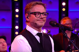 Bookmark this page and come back often for updates. Guus Meeuwis Woest Op Rene Van Der Gijp Om Kwetsende Grap Over Vriendin Manon Meijers