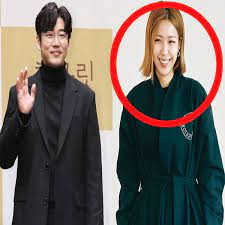 Ⓒ곽혜미 기자스포티비뉴스=장진리 기자 배우 윤계상(43)이 한 뷰티 브랜드를 이끄는 a씨(38)와 사랑에 빠졌다.저스트엔터테인먼트는 17일 윤계상이 지인의 소개로 a씨를 만나 지금까지 좋은 감정으로 만남을 이어오고 있다고 열애를 인정했다. 2opj1zkpftc Zm