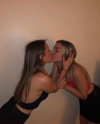 Drunk straight girls : rgirlskissing