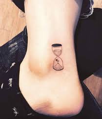 Hourglass Tattoo On Ankle Sanduhr Tattoo Knochel Tattoo Design Kleine Knochel Tattoos