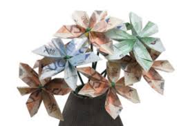 Geldscheine zu blumen falten und diese in der gravierten vase inszenieren. 10 Ideen Wie Sie Geldgeschenke Zur Hochzeit Kreativ Verpacken