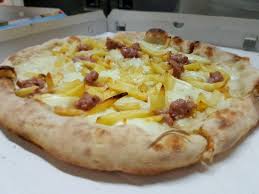 Pizza con patate salsiccia e mozzarella. Pizza Base Bianca Mozzarella Patate E Salsiccia Foto Di La Locanda Degli Artisti Monte Roberto Tripadvisor