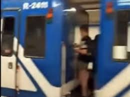 Un tren con pasajeros del sistema de transporte colectivo metro de la ciudad de méxico se desplomó la lamentable accidente. El Peligroso Juego Juvenil De Viajar Entre Los Vagones De Metro Que Le Costo Las Piernas A Un Nino Madrid Home El Mundo