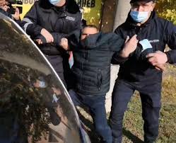 În rezultatul desfășurării activităților de supraveghere și control la frontiera de stat, prevenire și combatere a migrației ilegale și a infracționalității transfrontaliere, angajații poliţiei de frontieră Live Haos Si Tipete La Varnita Mai Multi Moldoveni S Au Luat La Bataie Politia I A Bagat In Masini Pentru A Calma Spiritele Stati Ca E De A Nostru Ati Venit Pentru Ruble