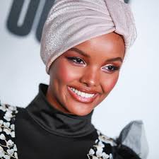 Sports Illustrated Swimsuit's first transgender model, Proteja seus  palpites com a chevrolet blazer towing capacity