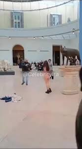 Il video della protesta di Maria Sofia Fede ai musei Capitolini - YuVideos  – Video e Film Porno Italiani Amatoriali Gratis