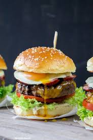 100 Beef Burger Im Brioche Bun Mit Kabanos Balsamico Zwiebeln Spiegelei Rezept Balsamico Zwiebeln Hausgemachte Burger Fitness Lebensmittel
