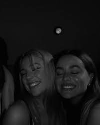 Molly Farmer's Instagram, Twitter & Facebook